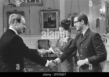 Geschenk Tag zwei im Palast Soestdijk, römisch-katholische Studentenvereinigung Sanktionen Thomas von Aquin, 30. Dezember 1966, Niederlande, 20. Jahrhundert Presseagentur Foto, Nachrichten zu erinnern, Dokumentarfilm, historische Fotografie 1945-1990, visuelle Geschichten, Menschliche Geschichte des zwanzigsten Jahrhunderts, Momente in der Zeit festzuhalten Stockfoto