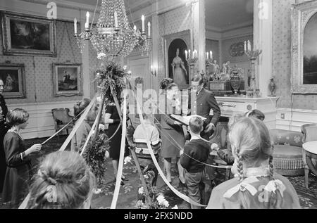 Geschenk Tag zwei im Soestdijk Palace, Orange Society Shipbell, 30. Dezember 1966, Niederlande, 20. Jahrhundert Presseagentur Foto, Nachrichten zu erinnern, Dokumentarfilm, historische Fotografie 1945-1990, visuelle Geschichten, Menschliche Geschichte des zwanzigsten Jahrhunderts, Momente in der Zeit festzuhalten Stockfoto