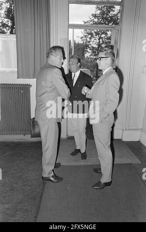 Gespräch Jan Janssen mit ir. P. van Dijk, Nummer 19, 2 und 21 Jan Janssen und Maurice de Muer, 11. August 1966, Conversations, The Netherlands, 20. Jahrhundert Presseagentur Foto, Nachrichten zu erinnern, Dokumentarfilm, historische Fotografie 1945-1990, visuelle Geschichten, Menschliche Geschichte des zwanzigsten Jahrhunderts, Momente in der Zeit festzuhalten Stockfoto