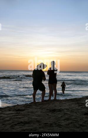 Menschen, die den Sonnenuntergang in Tamarindo, Costa Rica, Mittelamerika beobachten Stockfoto