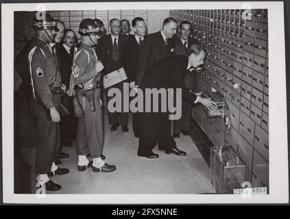 Gestohlene Diamanten kamen aus Deutschland zurück. Die amerikanischen Besatzungsbehörden in Deutschland brachten von den Deutschen aus den Niederlanden gestohlene Diamanten im Wert von Millionen zurück, die in Anwesenheit von Minister Huysmans (dritter von rechts) bei der Amsterdamse Bank in Amsterdam empfangen wurden. Die Diamanten werden aus Tresore unter strenger Aufsicht des amerikanischen M.P., 28. August 1947, Banken, Diamanten, Militär, minister, zweiter Weltkrieg, Niederlande, Foto der Presseagentur des 20. Jahrhunderts, Nachrichten zur Erinnerung, Dokumentarfilm, historische Fotografie 1945-1990, visuelle Geschichten, Menschliche Geschichte des zwanzigsten Stockfoto