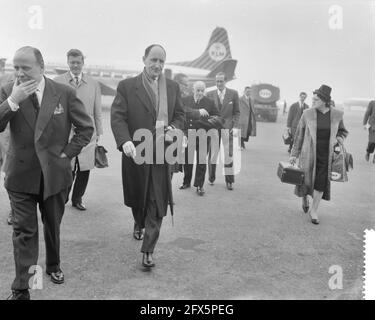 Ankunft von Minister LUNs aus London am Flughafen Schiphol. Minister LUNs auf dem Weg in die Ankunftshalle, 15. März 1961, Ankunft, Niederlande, Foto der Presseagentur des 20. Jahrhunderts, zu erinnerende Nachrichten, Dokumentarfilm, historische Fotografie 1945-1990, visuelle Geschichten, Menschliche Geschichte des zwanzigsten Jahrhunderts, Momente in der Zeit festzuhalten Stockfoto