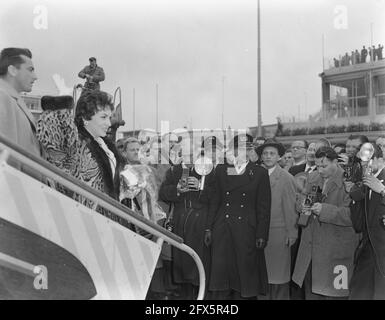 Gina Lolobrigida in Amsterdam, Ankunft, 21. Oktober 1955, Niederlande, 20. Jahrhundert Presseagentur Foto, Nachrichten zu erinnern, Dokumentarfilm, historische Fotografie 1945-1990, visuelle Geschichten, Menschliche Geschichte des zwanzigsten Jahrhunderts, Momente in der Zeit festzuhalten Stockfoto