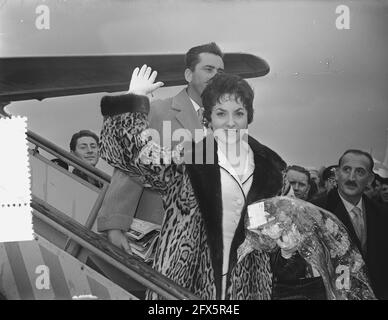 Gina Lolobrigida in Amsterdam, Ankunft, 21. oktober 1955, ANKUNFT, Niederlande, Presseagentur des 20. Jahrhunderts, Foto, Nachrichten zum erinnern, Dokumentarfilm, historische Fotografie 1945-1990, visuelle Geschichten, Menschliche Geschichte des zwanzigsten Jahrhunderts, Momente in der Zeit festzuhalten Stockfoto