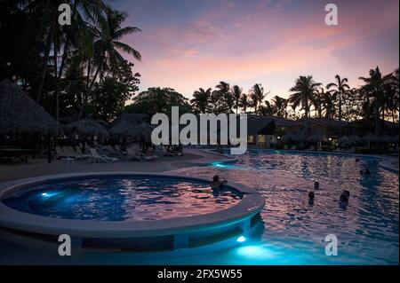 Sonnenuntergang über dem Swimmingpool im Resort in Tamarindo, Costa Rica Stockfoto
