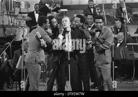 Grand Gala du Disque . Wim Sonneveld with the Four Tops, 8. März 1968, Künstler, Niederlande, 20. Jahrhundert Presseagentur Foto, Nachrichten zu erinnern, Dokumentarfilm, historische Fotografie 1945-1990, visuelle Geschichten, Menschliche Geschichte des zwanzigsten Jahrhunderts, Momente in der Zeit festzuhalten Stockfoto