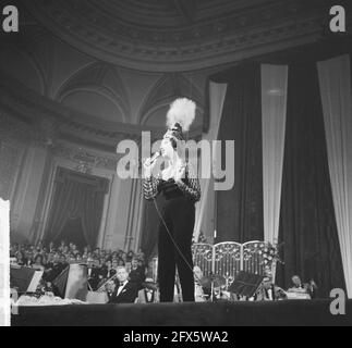 Grand Gala du Disque im Concertgebouw. Präsentation von Edisons. Josephine Baker, 4. Oktober 1964, Künstler, Preisverleihungen, Sänger, Niederlande, Foto der Presseagentur des 20. Jahrhunderts, zu erinnerende Nachrichten, Dokumentarfilm, historische Fotografie 1945-1990, visuelle Geschichten, Menschliche Geschichte des zwanzigsten Jahrhunderts, Momente in der Zeit festzuhalten Stockfoto