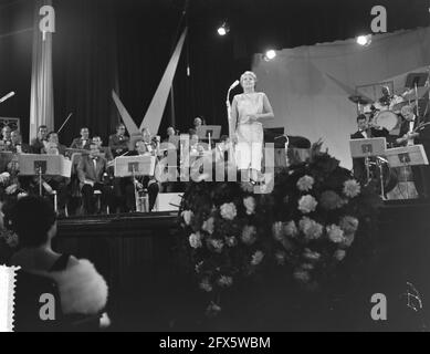 Grand Gala Du Disque in Kurhaus. Rita Reys, 30. September 1961, Niederlande, Foto der Presseagentur des 20. Jahrhunderts, Nachrichten zum erinnern, Dokumentarfilm, historische Fotografie 1945-1990, visuelle Geschichten, Menschliche Geschichte des zwanzigsten Jahrhunderts, Momente in der Zeit festzuhalten Stockfoto