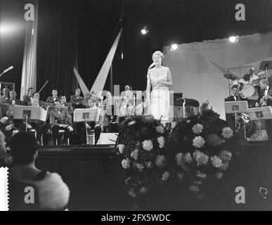 Grand Gala Du Disque in Kurhaus. Rita Reys, 30. September 1961, Niederlande, Foto der Presseagentur des 20. Jahrhunderts, Nachrichten zum erinnern, Dokumentarfilm, historische Fotografie 1945-1990, visuelle Geschichten, Menschliche Geschichte des zwanzigsten Jahrhunderts, Momente in der Zeit festzuhalten Stockfoto