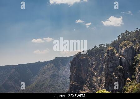 Säule Felsen mit blauem Himmel und Wolken in Kodaikanal tamilnadu Indien. Stockfoto