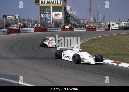 Großer Preis der Niederlande auf dem Kurs von Zandvoort; nein 14, Eddie Cheever (USA) vor Eliseo Salazar, 30. August 1981, Motorsport, Niederlande, 20. Jahrhundert Presseagentur Foto, Nachrichten zu erinnern, Dokumentarfilm, historische Fotografie 1945-1990, visuelle Geschichten, Menschliche Geschichte des zwanzigsten Jahrhunderts, Momente in der Zeit festzuhalten Stockfoto