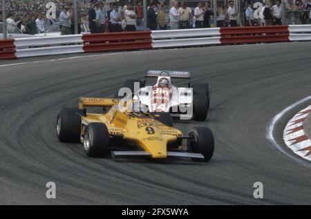 Grand Prix van NL auf dem Circuit Zandvoort; nr. 10, 11: Beamte und Polizisten an der Seite, nr. 12 Slim Borgudd (S), vor Eliseo Salazar, 30. August 1981, Autorennen, Niederlande, 20. Jahrhundert Presseagentur Foto, Nachrichten zu erinnern, Dokumentarfilm, historische Fotografie 1945-1990, visuelle Geschichten, Menschliche Geschichte des zwanzigsten Jahrhunderts, Momente in der Zeit festzuhalten Stockfoto