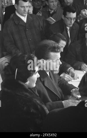 Ankunft von Van Rie am Flughafen Schiphol aus Amerika, 8. März 1960, ANKUNFT, Niederlande, 20. Jahrhundert Presseagentur Foto, Nachrichten zu erinnern, Dokumentarfilm, historische Fotografie 1945-1990, visuelle Geschichten, Menschliche Geschichte des zwanzigsten Jahrhunderts, Momente in der Zeit festzuhalten Stockfoto