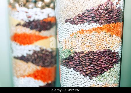 Bohnenkörner Assortis ​collection in der Glaskontaine Stockfoto