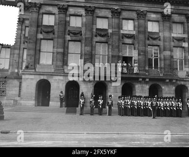 Großherzoglicher Besuch aus Luxemburg. Ankunft Palast und Balkon und Inspektion, 5. Juni 1956, ANKUNFT, Balkon, Besuche, Besichtigung, Paläste, Niederlande, Foto der Presseagentur des 20. Jahrhunderts, Nachrichten zu erinnern, Dokumentation, historische Fotografie 1945-1990, visuelle Geschichten, Menschliche Geschichte des zwanzigsten Jahrhunderts, Momente in der Zeit festzuhalten Stockfoto