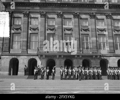 Großherzoglichen Besuch aus Luxemburg. Ankunft Palast und Balkon und Inspektion, 5. Juni 1956, ANKUNFT, Balkon, Besuche, Besichtigung, Paläste, Niederlande, Foto der Presseagentur des 20. Jahrhunderts, Nachrichten zu erinnern, Dokumentation, historische Fotografie 1945-1990, visuelle Geschichten, Menschliche Geschichte des zwanzigsten Jahrhunderts, Momente in der Zeit festzuhalten Stockfoto