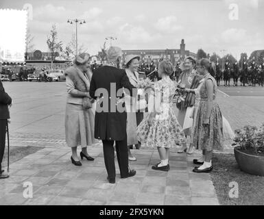 Großherzoglichen Besuch aus Luxemburg. Ankunft Stadionplein, 5. Juni 1956, ANKUNFT, Besuche, Niederlande, Presseagentur des 20. Jahrhunderts, Foto, Nachrichten zum erinnern, Dokumentarfilm, historische Fotografie 1945-1990, visuelle Geschichten, Menschliche Geschichte des zwanzigsten Jahrhunderts, Momente in der Zeit festzuhalten Stockfoto