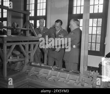 Großherzoglichen Besuch aus Luxemburg. Ankunft Palast und Balkon und Inspektion, 5. Juni 1956, ANKUNFT, Balkon, Besuche, Besichtigung, Paläste, Niederlande, Foto der Presseagentur des 20. Jahrhunderts, Nachrichten zu erinnern, Dokumentation, historische Fotografie 1945-1990, visuelle Geschichten, Menschliche Geschichte des zwanzigsten Jahrhunderts, Momente in der Zeit festzuhalten Stockfoto