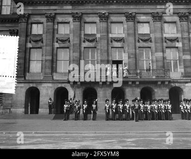 Großherzoglicher Besuch aus Luxemburg. Ankunft Palast und Balkon und Inspektion, 5. Juni 1956, ANKUNFT, Balkon, Besuche, Besichtigung, Paläste, Niederlande, Foto der Presseagentur des 20. Jahrhunderts, Nachrichten zu erinnern, Dokumentation, historische Fotografie 1945-1990, visuelle Geschichten, Menschliche Geschichte des zwanzigsten Jahrhunderts, Momente in der Zeit festzuhalten Stockfoto