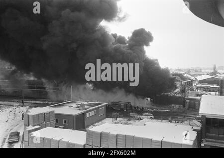 Großbrand in der Fabrik von Tedeco in Deventer, 13. Februar 1969, Brände, Fabriken, Niederlande, Presseagentur des 20. Jahrhunderts, Foto, Nachrichten zum erinnern, Dokumentarfilm, historische Fotografie 1945-1990, visuelle Geschichten, Menschliche Geschichte des zwanzigsten Jahrhunderts, Momente in der Zeit festzuhalten Stockfoto