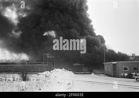 Großbrand in der Fabrik von Tedeco in Deventer, 13. Februar 1969, Brände, Fabriken, Niederlande, Presseagentur des 20. Jahrhunderts, Foto, Nachrichten zum erinnern, Dokumentarfilm, historische Fotografie 1945-1990, visuelle Geschichten, Menschliche Geschichte des zwanzigsten Jahrhunderts, Momente in der Zeit festzuhalten Stockfoto