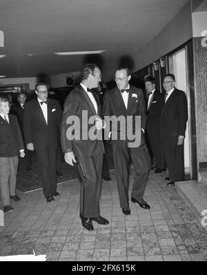 Prinz Bernhard nimmt an der Gala des Films die Waffen von Navarone Teil. Prinz Bernhard und David Niven (links), 6. Oktober 1961, Schauspieler, Kinos, Filme, Filmstars, Königshaus, Fürsten, Niederlande, 20. Jahrhundert Presseagentur Foto, Nachrichten zu erinnern, Dokumentarfilm, historische Fotografie 1945-1990, visuelle Geschichten, Menschliche Geschichte des zwanzigsten Jahrhunderts, Momente in der Zeit festzuhalten Stockfoto