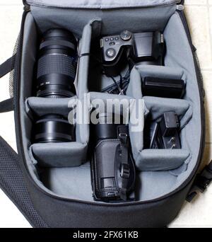 Eine Reisetasche mit DSLR-Kamera, Objektiven und Camcorder Stockfoto