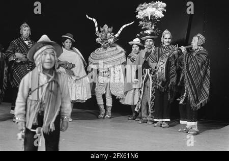 Bolivianische Tanzgruppe wird in den Niederlanden auftreten. Demonstration von einigen Mitgliedern Boliviens Andida in Carre Amsterdam, 25. September 1969, Aufführungen, Tanzgruppen, Demonstrationen, Niederlande, Presseagentur des 20. Jahrhunderts, Foto, Nachrichten zum erinnern, Dokumentarfilm, historische Fotografie 1945-1990, visuelle Geschichten, Menschliche Geschichte des zwanzigsten Jahrhunderts, Momente in der Zeit festzuhalten Stockfoto