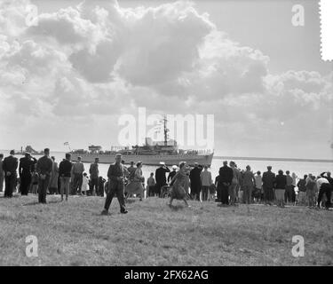 Ankunft Willem van der Zaan aus Antillen in Den Helder, 1. August 1956, EMPFANGEN, Niederlande, Foto der Presseagentur des 20. Jahrhunderts, News to remember, Dokumentarfilm, historische Fotografie 1945-1990, visuelle Geschichten, Menschliche Geschichte des zwanzigsten Jahrhunderts, Momente in der Zeit festzuhalten Stockfoto