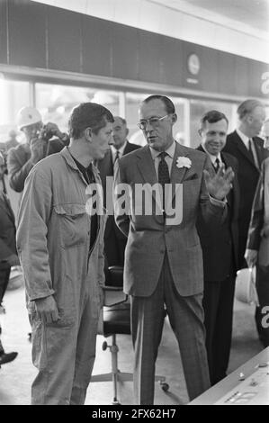 Prinz Bernhard eröffnet Flevocentrale Provinciale Geldersche Electriciteit Maatschappij in der Nähe von Lelystad. Prinz Bernhard spricht mit Mitarbeiter, 10. Oktober 1969, ANGELEGENHEITEN, Eröffnungen, Niederlande, Presseagentur des 20. Jahrhunderts, Foto, Nachrichten zum erinnern, Dokumentarfilm, historische Fotografie 1945-1990, visuelle Geschichten, Menschliche Geschichte des zwanzigsten Jahrhunderts, Momente in der Zeit festzuhalten Stockfoto