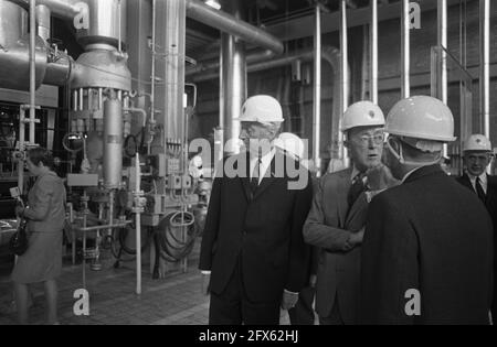 Prinz Bernhard eröffnet Flevocentrale Provinciale Geldersche Electriciteit Maatschappij bei Lelystad Prinz Bernhard während der Besichtigung, 10. Oktober 1969, MATERIALIEN, Besichtigungen, Eröffnungen, Niederlande, Presseagentur des 20. Jahrhunderts, Foto, Nachrichten zum erinnern, Dokumentarfilm, historische Fotografie 1945-1990, visuelle Geschichten, Menschliche Geschichte des zwanzigsten Jahrhunderts, Momente in der Zeit festzuhalten Stockfoto