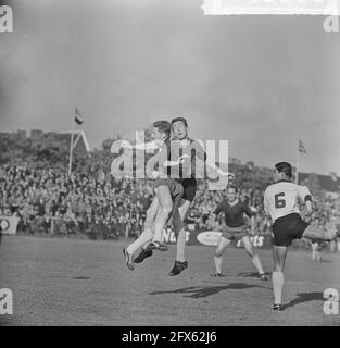 Haarlem Champion 2. Devision durch 6-0 Sieg über Wilhelmina. Spielzeit, 15. Juni 1963, Champions Fußball, Sport, Niederlande, Presseagentur des 20. Jahrhunderts, Foto, Nachrichten zum erinnern, Dokumentarfilm, historische Fotografie 1945-1990, visuelle Geschichten, Menschliche Geschichte des zwanzigsten Jahrhunderts, Momente in der Zeit festzuhalten Stockfoto