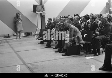 Prinz Bernhard eröffnet die Flevocentrale der Provinciale Geldersche Electriciteit Maatschappij bei Lelystad, 10. Oktober 1969, Ankünfte, Eröffnungen, Niederlande, Presseagentur des 20. Jahrhunderts, Foto, Nachrichten zum erinnern, Dokumentarfilm, historische Fotografie 1945-1990, visuelle Geschichten, Menschliche Geschichte des zwanzigsten Jahrhunderts, Momente in der Zeit festzuhalten Stockfoto