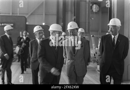 Prinz Bernhard eröffnet Flevocentrale der Provinciale Geldersche Electriciteit Maatschappij bei Lelystad, 10. Oktober 1969, Ankünfte, Eröffnungen, Niederlande, 20. Jahrhundert Presseagentur Foto, Nachrichten zu erinnern, Dokumentarfilm, historische Fotografie 1945-1990, visuelle Geschichten, Menschliche Geschichte des zwanzigsten Jahrhunderts, Momente in der Zeit festzuhalten Stockfoto