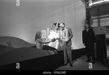 Prinz Bernhard eröffnet die Flevocentrale der Provinciale Geldersche Electriciteit Maatschappij bei Lelystad, 10. Oktober 1969, Ankünfte, Eröffnungen, Niederlande, Presseagentur des 20. Jahrhunderts, Foto, Nachrichten zum erinnern, Dokumentarfilm, historische Fotografie 1945-1990, visuelle Geschichten, Menschliche Geschichte des zwanzigsten Jahrhunderts, Momente in der Zeit festzuhalten Stockfoto