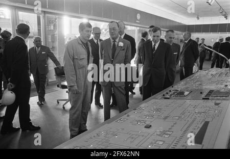 Prinz Bernhard eröffnet Flevocentrale der Provinciale Geldersche Electriciteit Maatschappij bei Lelystad, 10. Oktober 1969, Ankünfte, Eröffnungen, Niederlande, 20. Jahrhundert Presseagentur Foto, Nachrichten zu erinnern, Dokumentarfilm, historische Fotografie 1945-1990, visuelle Geschichten, Menschliche Geschichte des zwanzigsten Jahrhunderts, Momente in der Zeit festzuhalten Stockfoto