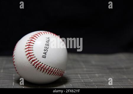 Auf dem Tisch liegend ein Baseballspiel. Stockfoto