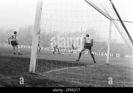 Haarlem gegen Sparta 0-2. Game Moment, 25. Januar 1970, Sport, Fußball, Niederlande, Presseagentur des 20. Jahrhunderts, Foto, Nachrichten zum erinnern, Dokumentarfilm, historische Fotografie 1945-1990, visuelle Geschichten, Menschliche Geschichte des zwanzigsten Jahrhunderts, Momente in der Zeit festzuhalten Stockfoto