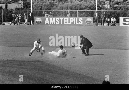 Haarlem Baseballwoche Niederlande gegen Niederländische Antillen Richardson erhält zweite Basis für die Niederlande, 20. Juli 1968, 20. Jahrhundert Presseagentur Foto, Nachrichten zu erinnern, Dokumentarfilm, historische Fotografie 1945-1990, visuelle Geschichten, Menschliche Geschichte des zwanzigsten Jahrhunderts, Momente in der Zeit festzuhalten Stockfoto