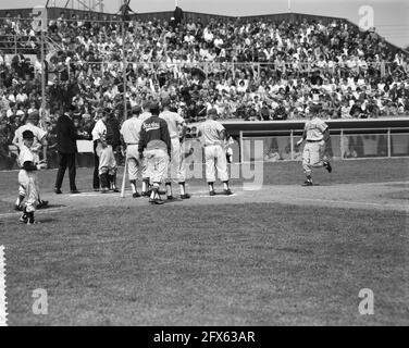 Haarlem Baseballwoche. Spielmoment zwischen Grand Rapids Sullivans und England Spartans 13-6. Spielzeit, 3. Juli 1963, Hockey, Sport, Niederlande, Presseagentur des 20. Jahrhunderts, Foto, Nachrichten zum erinnern, Dokumentarfilm, historische Fotografie 1945-1990, visuelle Geschichten, Menschliche Geschichte des zwanzigsten Jahrhunderts, Momente in der Zeit festzuhalten Stockfoto