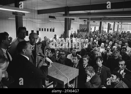 Streikende Arbeiter in Werkspoor, Utrecht; P. Jaspers, linker betriebsrat, spricht nach einem Besuch in Den Haag, 29. Mai 1970, Betriebsräte, Streiks, Niederlande, 20. Jahrhundert Presseagentur Foto, Nachrichten zu erinnern, Dokumentarfilm, historische Fotografie 1945-1990, visuelle Geschichten, Menschliche Geschichte des zwanzigsten Jahrhunderts, Momente in der Zeit festzuhalten Stockfoto