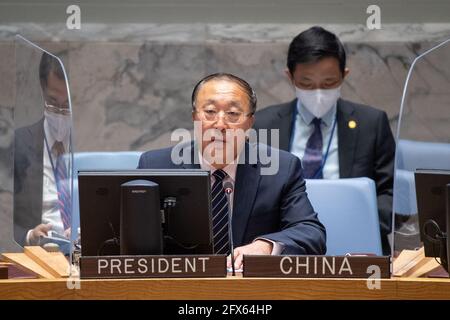 (210526) -- UNITED NATIONS, 26. Mai 2021 (Xinhua) -- Zhang Jun, Chinas ständiger Vertreter bei den Vereinten Nationen, spricht am 25. Mai 2021 vor dem UN-Hauptquartier in New York zu einer Sitzung des UN-Sicherheitsrates über die Lage in Somalia. Zhang Jun rief am Dienstag die Parteien in Somalia dazu auf, die derzeitige politische Sackgasse wegen verzögerter Wahlen zu überwinden. (Eskinder Debebe/UN Photo/Handout via Xinhua) Stockfoto