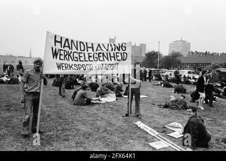 Arbeiter in Werkspoor-Utrecht, die wegen der schwierigen Lage des Unternehmens streiken; Werkspoor-Arbeiter in Malieveld, Den Haag, mit Unterschrift, 29. Mai 1970, Streiks, Niederlande, Presseagentur des 20. Jahrhunderts, Foto, Nachrichten zum erinnern, Dokumentarfilm, historische Fotografie 1945-1990, visuelle Geschichten, Menschliche Geschichte des zwanzigsten Jahrhunderts, Momente in der Zeit festzuhalten Stockfoto