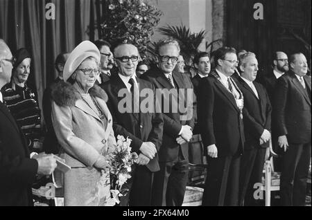 Ihre Majestät eröffnet Rijksuniversiteit in Maastricht; von links nach rechts Königin Juliana, Dr. J.G.H. Tans, Minister Van Kemenade, Prof. Tidens und Staatssekretär Klein, 9. Januar 1976, Eröffnungen, Staatssekretäre, Universitäten, Niederlande, Foto der Presseagentur des 20. Jahrhunderts, Neuigkeiten, Dokumentation, historische Fotografie 1945-1990, visuelle Geschichten, Menschliche Geschichte des zwanzigsten Jahrhunderts, Momente in der Zeit festzuhalten Stockfoto