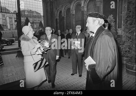 Ihre Majestät eröffnet die Staatliche Universität in Maastricht; von links nach rechts Königin Juliana, Dr. J.G.H. Tans, Minister Van Kemenade, Prof. Dr. Tidens und Staatssekretär Klein, 9. Januar 1976, Eröffnungen, Staatssekretäre, Universitäten, Niederlande, Foto der Presseagentur des 20. Jahrhunderts, Neuigkeiten, Dokumentation, historische Fotografie 1945-1990, visuelle Geschichten, Menschliche Geschichte des zwanzigsten Jahrhunderts, Momente in der Zeit festzuhalten Stockfoto