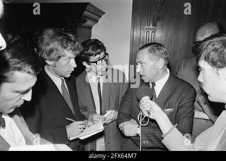 Arbeiter in Werkspoor-Utrecht wegen der schwierigen Lage des Unternehmens streiken; Werkspoor-Arbeiter in Malieveld, Den Haag, mit Unterschrift, 29. Mai 1970, Streiks, Niederlande, Presseagentur des 20. Jahrhunderts, Foto, Nachrichten zum erinnern, Dokumentarfilm, historische Fotografie 1945-1990, visuelle Geschichten, Menschliche Geschichte des zwanzigsten Jahrhunderts, Momente in der Zeit festzuhalten Stockfoto