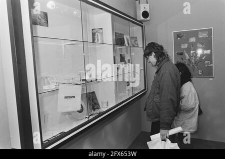 Hash Museum nach Polizeirazzia gestern, heute wieder mit teilweise leeren Vitrinen geöffnet, 4. April 1987, VITRINEN, Museen, Niederlande, Presseagentur des 20. Jahrhunderts, Foto, Nachrichten zum erinnern, Dokumentarfilm, historische Fotografie 1945-1990, visuelle Geschichten, Menschliche Geschichte des zwanzigsten Jahrhunderts, Momente in der Zeit festzuhalten Stockfoto