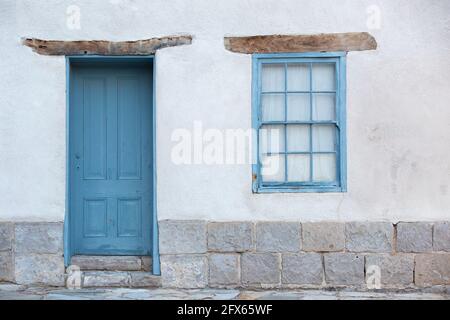Blauer Tür- und Fensterrahmen im Barrio Viejo, Tucsons historischem alten Viertel