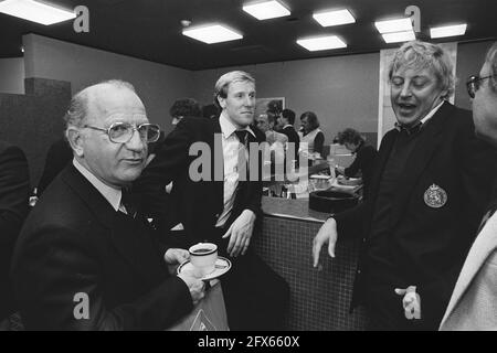 Bondscoach Rijvers (l) und Hans van Breukelen (m), 10. Oktober 1983, an- und Abreise, Trainer, Fußballspieler, Niederlande, Foto der Presseagentur des 20. Jahrhunderts, zu erinnerende Nachrichten, Dokumentarfilm, historische Fotografie 1945-1990, visuelle Geschichten, Menschliche Geschichte des zwanzigsten Jahrhunderts, Momente in der Zeit festzuhalten Stockfoto