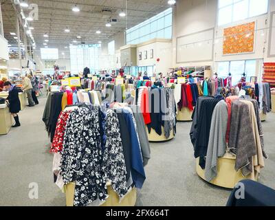 Stoffbolzen in einem Fabricana-Stoffgeschäft in Coquitlam, B. C., Kanada. Stockfoto